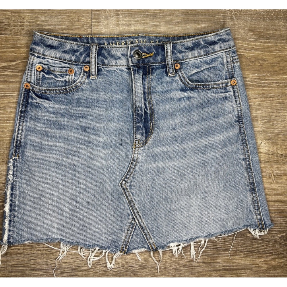 American Eagle Light Wash Denim Mini Skirt Raw Hem Y2K‎ Festival Summer Sz 00